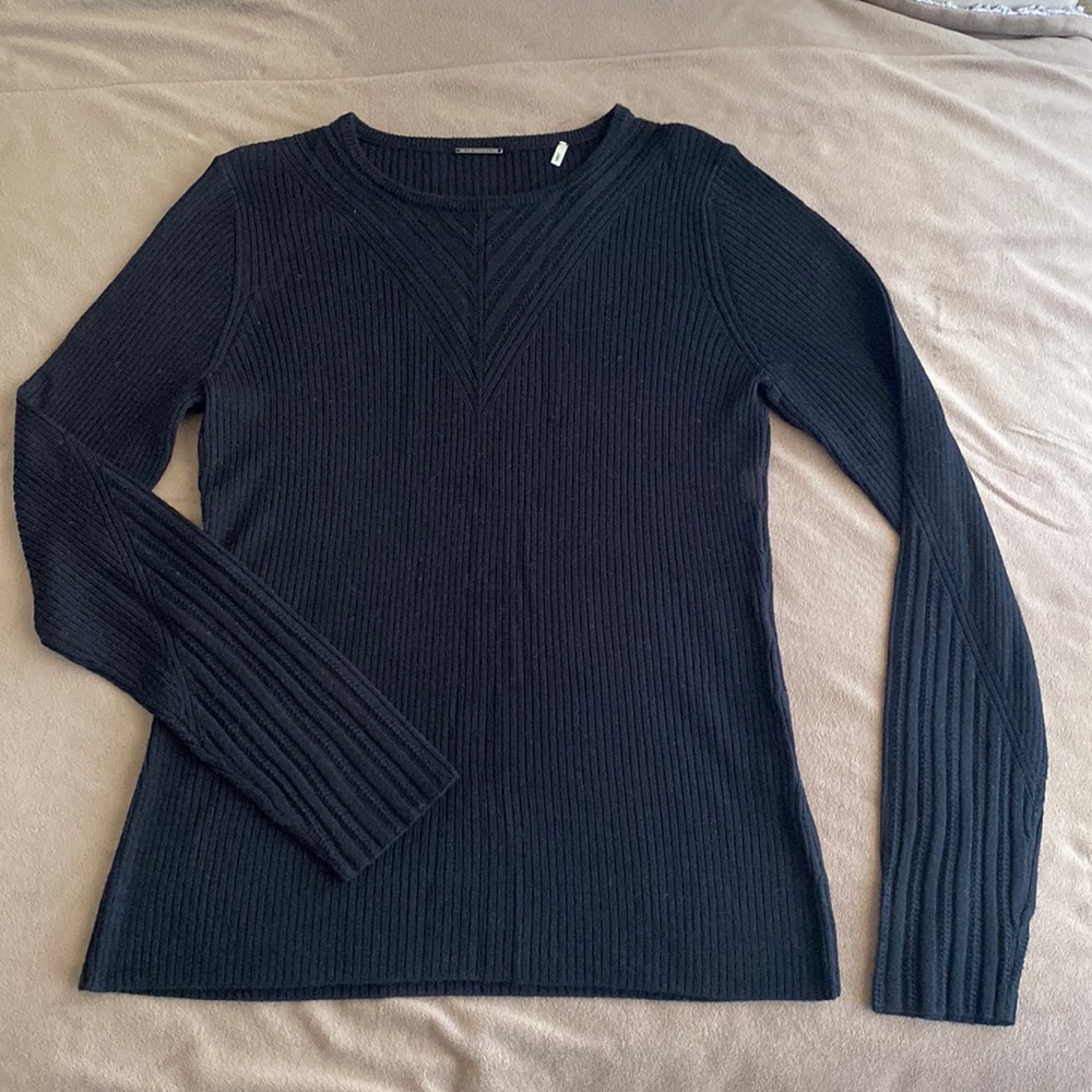 Ellie Tahari black sweater 100% marino wool in size M